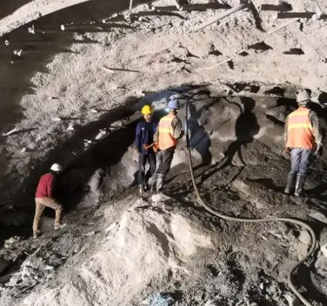 洛龙隧道拱顶带模注浆料，微膨胀注浆料的特点及施工工艺